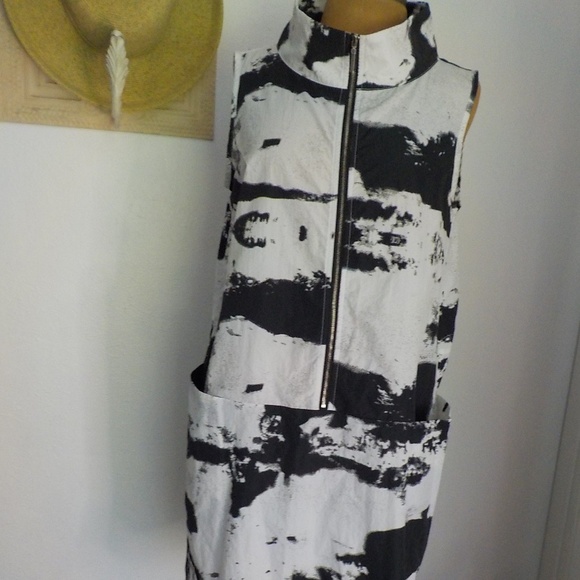 Blk/White Crisp Mini Dress - Picture 3 of 13